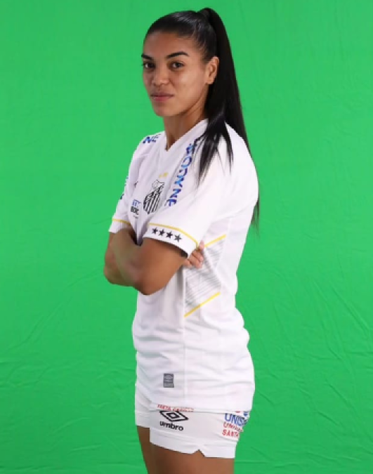 Larissa Vasconcelos<h5>Winger / Forward</h5>
